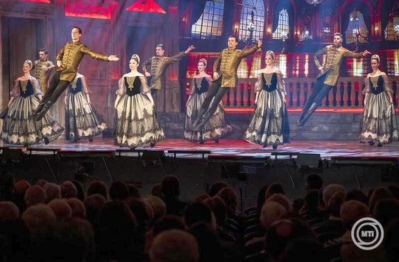  A november 25-i, djtad gln, a Budapesti Operettsznhz balett-trsulata nyjtotta az nnepi msort. Kp: MTI / Balogh Zoltn