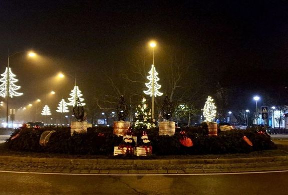 A Kossuth tri krforgalomtl indul a traktoros felvonuls, holnap, 16 rakor. A Kossuth tri krforgalom, az els adventi gyertyagyjtskor Kp: dr. Grgnyi Ern polgrmester Facebook-oldala   