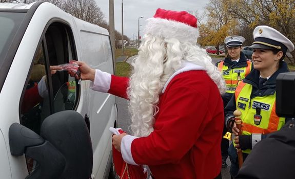 Bkscsabn, a Mikuls idn is megajndkozta a szablyosan kzlekedket. Kpek: Bks vrmegyei rendrsg Facebook-oldala   