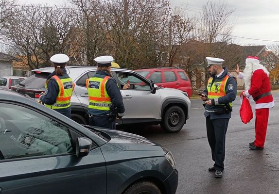 Bkscsabn, a Mikuls idn is megajndkozta a szablyosan kzlekedket. Kpek: Bks vrmegyei rendrsg Facebook-oldala   