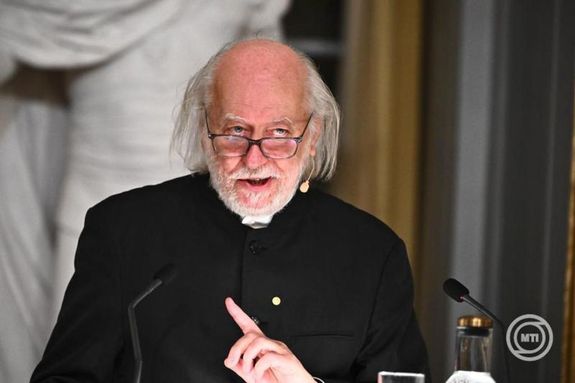 A 2025-s, irodalmi Nobel-djat elnyer Krasznahorkai Lszl r eladst tart a Svd Akadmin, 2025. december 7-n. Kpek: MTI / EPA / TT Hrgynksg / Claudio Bresciani