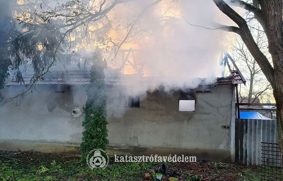 Csaldi hz gett Kungotn, a Dzsa utcban, szombaton, reggel. Kpek forrsa: Bks Vrmegyei Katasztrfavdelmi Igazgatsg