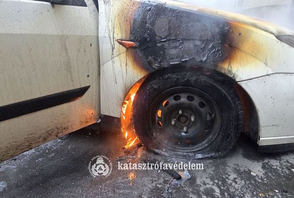 Kigyulladt egy szemlyaut trsashz tvben, Mezhegyesen, vasrnap, reggel. Kp forrsa: Bks Vrmegyei Katasztrfavdelmi Igazgatsg