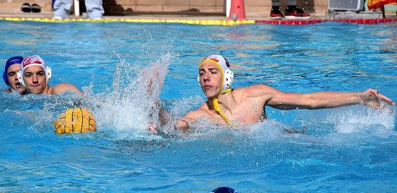 Kp: Szatmri Levente az ifjsgiak mrkzsn bomba formban jtszott, nyolc glig meg sem llt, amivel magabiztoss tette csapata gyzelmt a gdlliek ellen az alapszakasz zr forduljban. Kp: Such Tams