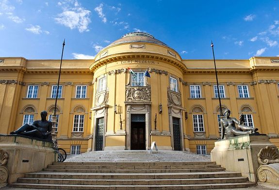 A nyolc tblbl ll, kzel kt s fl mter magas s csaknem ngy mter szles LEGO-mozaikkpet a nagykznsg eltt lltjk fel december 13-n, a Dri Mzeum Munkcsy Termvel szemben, a kupolateremben. Kp: visitdebrecen.com   