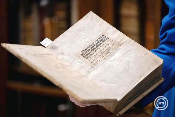 Rozsondai Marianne s Rozsondai Bla 64 ktetbl ll, 15. szzadi snyomtatvnyokat s 16. szzad elejei, nyomtatott knyveket tartalmaz, egyedlll magngyjtemnyket ajndkoztk az Akadmia knyvtrnak. Kp: MTI / Hathzi Tams