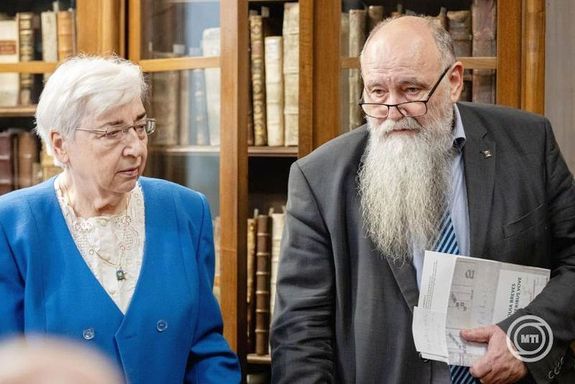 Az adomnyoz Rozsondai Marianne s Monok Istvn, az MTA Knyvtr s Informcis Kzpont figazgatja 2025. december 8-n, Budapesten, az MTA-nak felajnlott knyvadomny tad nnepsgn. Kp: MTI / Hathzi Tams   