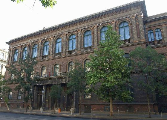 Az ELTE Blcsszettudomnyi Karnak f plete Budapesten, a Mzeum krton. Kp forrsa: Wikipdia   