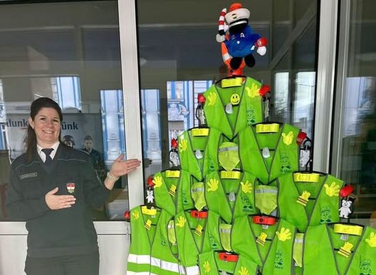 A Bks Vrmegyei Rendr-fkapitnysgon, idn is fellltottk a karcsonyft, tele hasznos ajndkokkal. Krds, hov kerljenek a dszek? Kpek forrsa: Bks vrmegyei rendrsg Facebook-oldala