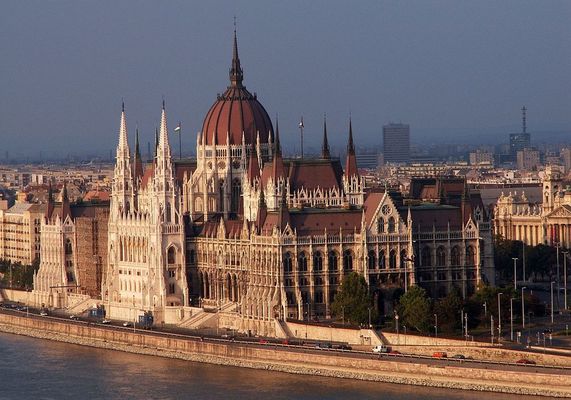 Elfogadta az Orszggyls szerdn, a 14. havi nyugdj bevezetsrl szl jogszablyt. A juttatst fokozatosan vezetik be. Kp: Wikipdia