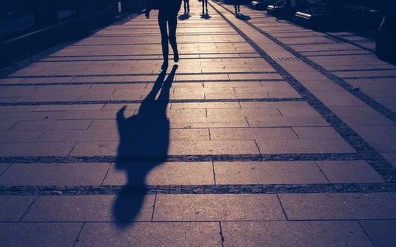 Bkscsabn, a buszplyaudvarnl, a 30 ves, ktegyhzi frfi pnzt krt a prtl, kapott is tezer forintot, de mg tbbet akart. A kp illusztrci. Kp: DepositPhotos   