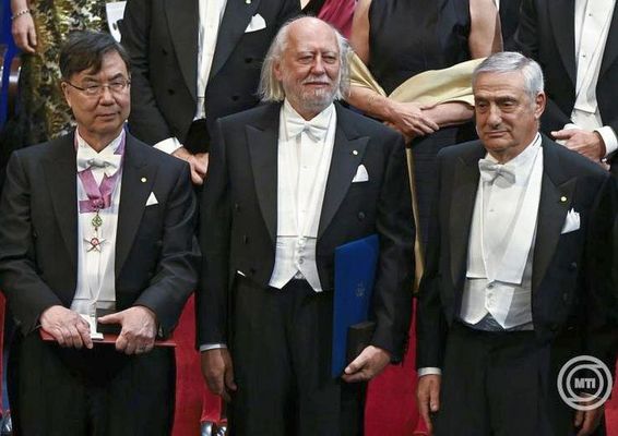 Krasznahorkai Lszl (kzpen) a 2025-s Nobel-dj tad nnepsgen, a stockholmi hangversenyteremben. A kpen, balrl, az orvosi-lettani Nobel-djas Szakagucsi Simon japn immunolgus, jobbrl a kzgazdasgi Nobel-emlkdj kitntetettje, Joel Mokyr amerikai-izraeli gazdasgtrtnsz. Kp: MTI / Koszticsek Szilrd