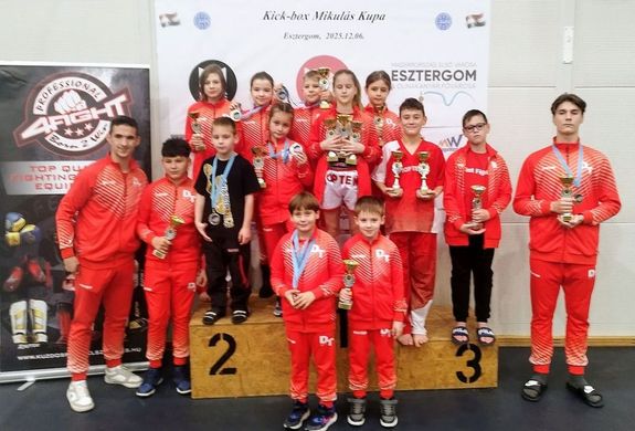  remmel teli puttonyt hozott a kick-box Mikuls Esztergomban, a Bkscsabai JALTE-Debreczeni team csapatnak. Kp forrsa: Szerz