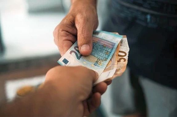 A lkshzi n az otthonban tallt eur bankjegyutnzatokat adta el egy helybeli frfinak, valdi forintrt. A kp illusztrci. Kp: Shutterstock