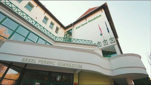 Cstrtkn, a gyulai Erkel Ferenc Gimnzium s Kollgium knyvtra felvette a Nobel-djas gyulai r, Krasznahorkai Lszl nevt. Kp forrsa: YouTube   