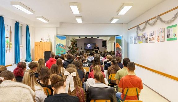 Knyvtri nvadnnepsg cstrtkn, a gimnziumban. Kp forrsa: Erkel Ferenc Gimnzium s Kollgium Facebook-oldala