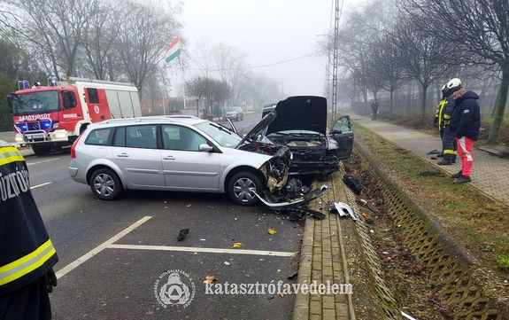 Hrom szemlygpkocsi tkztt ssze kedden dleltt, Szkkutason, a Vsrhelyi ton. Kp forrsa: Bks Vrmegyei Katasztrfavdelmi Igazgatsg   