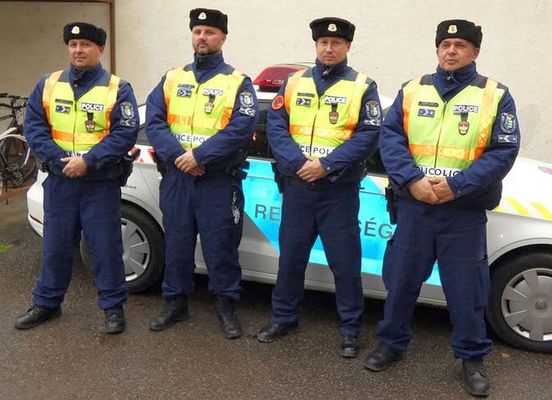  A sarkadi helysznrl visszarkezett rendri egysg. A kpen, kzpen, Orodn Attila r. trzszszls s Mondrucz Tams r. ftrzsrmester. Kp: Police.hu