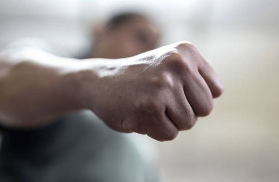 Az ts erejtl a frfi tompts nlkl hanyatt esett, fejt a trkbe verte s az eszmlett elvesztette. A kzelben tartzkodk hvtk ki a mentket. A kp illusztrci. Kp: iStock      