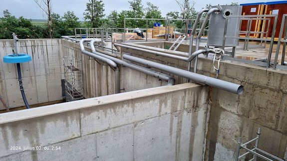 Csorvson, a vrosi szennyvztisztt-telep fejlesztse tbb, mint 2,2 millird forintbl jult meg, 1,9 millird forint eurpai unis s hazai tmogatssal. Forrs: Csorvs Vros nkormnyzata. A kpen, pl a szennyvztisztt telep. Kp: palyazat.gov.hu