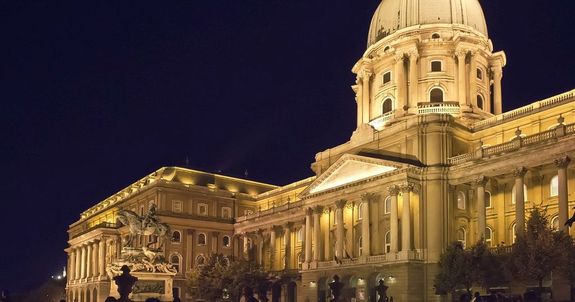 Egy teljes hten keresztl, minden este, 18 rtl 22 rig, hatalmas kpesknyvv vlik a Magyar Nemzeti Galrinak otthont ad Budavri Palota homlokzata. Kp: Magyar Nemzeti Galria   