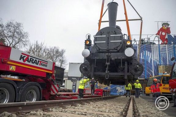 A Fvrosi Nagycirkusz 136 ves, annyi, mint a Fvrosi Nagycirkusz eltt elhelyezett gzmozdony. Kpek: MTI / Balogh Zoltn   