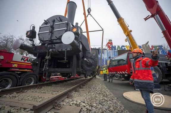 A Fvrosi Nagycirkusz 136 ves, annyi, mint a Fvrosi Nagycirkusz eltt elhelyezett gzmozdony. Kpek: MTI / Balogh Zoltn   