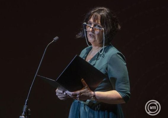 A tervez�, Kust�n Melinda textiltervez� iparm�v�sz is besz�det mondott a Nemzeti Sz�nh�z �j d�szf�gg�ny�nek avat�s�n, 2025. december 14-�n. K�p: MTI / Kocsis Zolt�n      