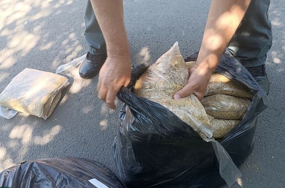 A NAV ellen�rz�se sor�n, a g�pj�rm� csomagter�ben, a p�tker�k tart�rekesz�b�l, 2 darab fekete, m�anyag zs�kb�l, 40 darab, 0,5 kg-os kiszerel�s�, �sszesen 20 kg finomra v�gott, fogyaszt�si doh�ny ker�lt el�. A k�p illusztr�ci�. K�p forr�sa: NAV   