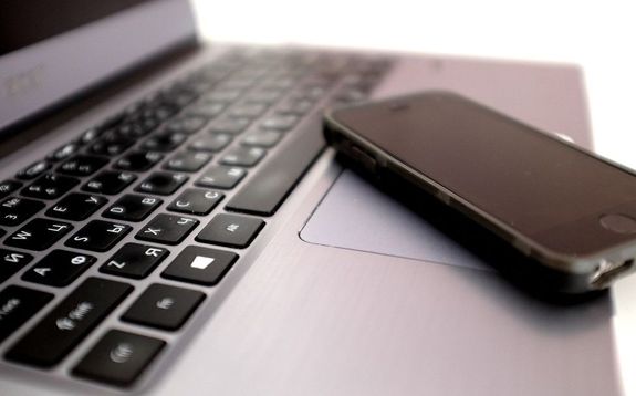 Az internetes �ll�shirdet�sre jelentkez� f�rfi a munk�ltat�j�t�l aut�t, �zemanyagt�lt�-k�rty�t, laptopot �s mobiltelefont is kapott a munkav�gz�shez. A k�p illusztr�ci�. K�p: Pixabay         