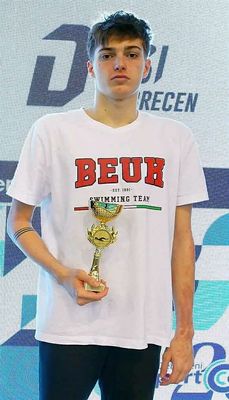 A b�k�scsabai Petr�czki Zsombor a kup�val, aki a verseny legjobbja lett az abszol�t kateg�ri�ban   