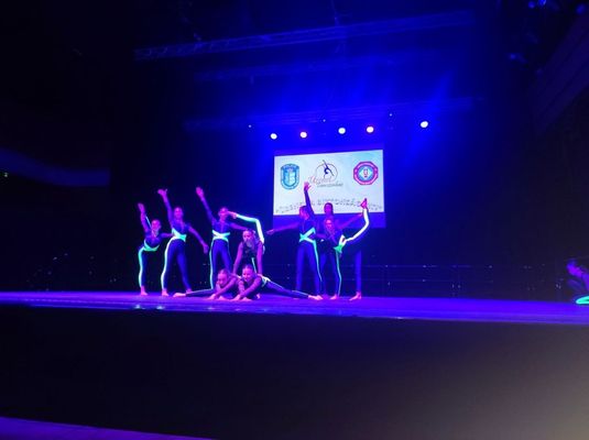  A szolnoki �zenet T�ncsz�nh�z baleset-megel�z�si tan�csokat vitt sz�npadra B�k�scsab�n, k�z�piskol�soknak. K�pek: B�k�s V�rmegyei Rend�r-f�kapit�nys�g