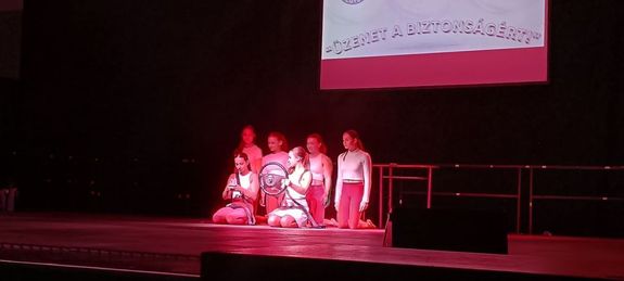  A szolnoki �zenet T�ncsz�nh�z baleset-megel�z�si tan�csokat vitt sz�npadra B�k�scsab�n, k�z�piskol�soknak. K�pek: B�k�s V�rmegyei Rend�r-f�kapit�nys�g