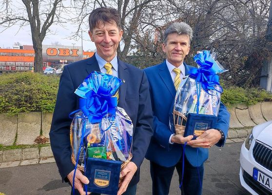 N�gymilli� kilom�ter. Ennyit tett meg balesetmentesen, �sszesen, a M�V-csoport k�t B�k�s v�rmegyei aut�busz-vezet�je, Arany Istv�n �s Jozaf J�nos. K�p: B�k�s V�rmegyei Rend�r-f�kapit�nys�g