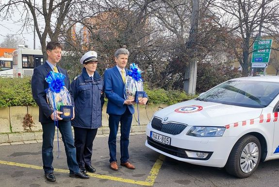 Pardi Ildik� r. alezredes, a B�k�s V�rmegyei Balesetmegel�z�si Bizotts�g titk�ra, a B�k�s V�rmegyei Rend�r-f�kapit�nys�g baleset-megel�z�si csoportvezet�je a b�k�scsabai aut�busz-p�lyaudvaron gratul�lt a kiv�l� vol�nosoknak. K�p: B�k�s V�rmegyei Rend�r-f�kapit�nys�g