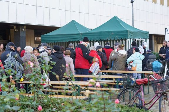 Tegnap, Gyul�n, a G�nd�cs-kertben volt kar�csonyi �teloszt�s. K�p forr�sa: dr. G�rg�nyi Ern� polg�rmester Facebook-oldala   