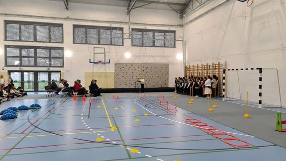 : December 15-�n avatt�k az iskola �j, nagy �rt�k� sporteszk�z�t, a boulder m�sz�falat. K�pek forr�sa: Magvet� Reform�tus Magyar-Angol K�t Tan�t�si Nyelv� �ltal�nos Iskola Facebook-oldala 