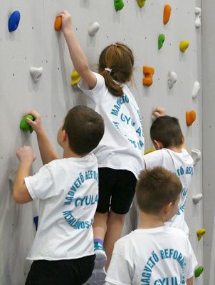 : December 15-�n avatt�k az iskola �j, nagy �rt�k� sporteszk�z�t, a boulder m�sz�falat. K�pek forr�sa: Magvet� Reform�tus Magyar-Angol K�t Tan�t�si Nyelv� �ltal�nos Iskola Facebook-oldala 