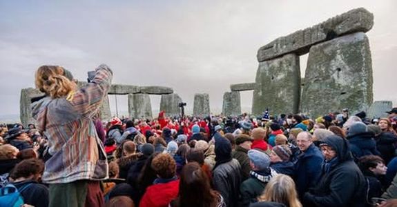 Ezrek �nnepelt�k vas�rnap, a t�li napfordul�t a d�lnyugat-angliai Stonehenge �si k�vein�l. K�pek forr�sa: Stonehenge Stone Circle Facebook-oldala