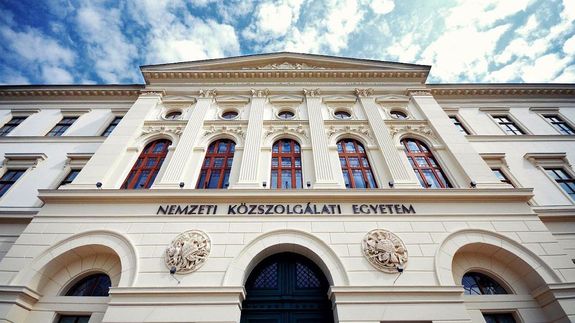 A Ludovika Akad�mia 1836-ban elk�sz�lt monument�lis f��p�lete Budapest VII. ker�let�ben, a Ludovika t�ren �ll, Pollack Mih�ly tervei alapj�n �p�lt, klasszicista st�lusban. Forr�s: Wikip�dia. K�p forr�sa: Nemzeti K�zszolg�lati Egyetem