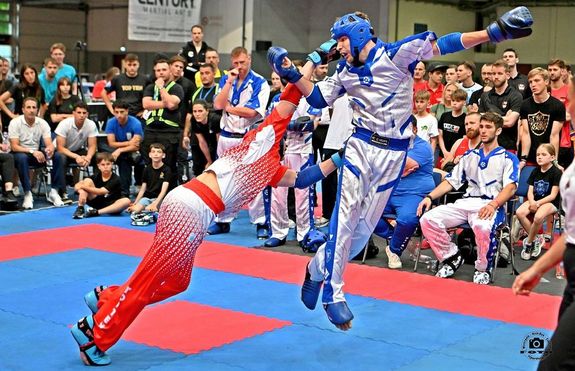 B�lint Martin (feh�rben) a k�zd�t�ren. K�p forr�sa: Szerz�