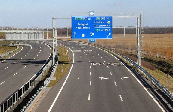 Az �vv�lt�skor, informatikai rendszer�t�ll�s miatt, n�h�ny �r�n �t nem lehet majd �td�jegyenleget felt�lteni, jegyet v�s�rolni, nem mindenhol lehet majd e-matric�t venni, el�re kell gondoskodni megv�lt�sukr�l. A k�p illusztr�ci�. K�p: Wikip�dia