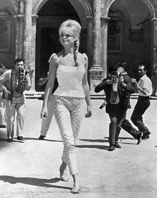 Brigitte Bardot (P�rizs, 1934. szeptember 28. – Saint-Tropez, 2025. december 28.) francia sz�n�szn�, �nekesn�, �llatv�d�. Forr�s: Wikip�dia. A k�pen Brigitte Bardot, 1961-ben. K�p: Pinterest   