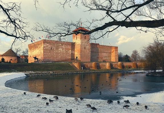 Ma, d�li 12 �rakor, korh� t�zfegyverek sz�lalnak meg a Gyulai V�rn�l. K�p forr�sa: Gyulai V�r Facebook-oldala