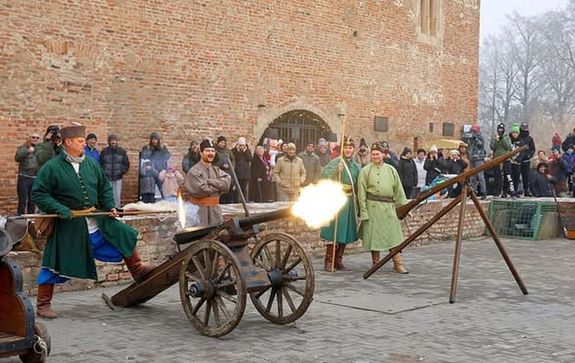 Hagyom�ny szerint, az �j�vet k�sz�nt� l�v�sek Szab� �rp�dnak, a Mar�ti Hagyom�ny�rz� Egyes�let eln�k�nek vez�nylet�vel d�rd�lnek el 15. �s 16. sz�zadi korh� t�zfegyverekb�l. Arch�v k�p forr�sa: Gyulai V�r Facebook-oldala   