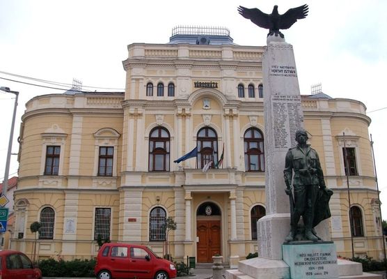 A v�rosh�za �p�lete, Mez�ber�nyben, az els� �s a m�sodik vil�gh�bor�s eml�km�vel. K�p: Rovibroni (Barna Rov�cs). K�p forr�sa: Wikip�dia   