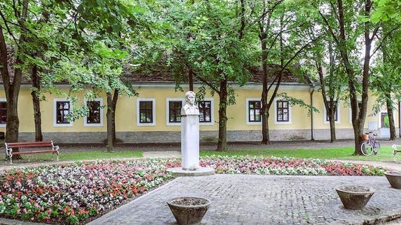 A Szent Mikl�s park 1. sz�m� �p�let, Gyul�n. K�p forr�sa: visitgyula.com