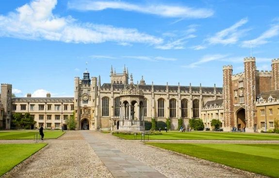 A Cambridge-i Egyetem �llami tudom�nyegyetem az Egyes�lt Kir�lys�gban, Cambridge v�ros�ban. Angol nyelvter�leten, Oxford ut�n a m�sodik, vil�gviszonylatban, a harmadik legr�gebbi, folyamatosan m�k�d� fels�oktat�si int�zm�ny. Az egyetemet 1209-ben alap�tott�k. Jelenleg 13 magyar di�k tanul itt. K�p: Shutterstock