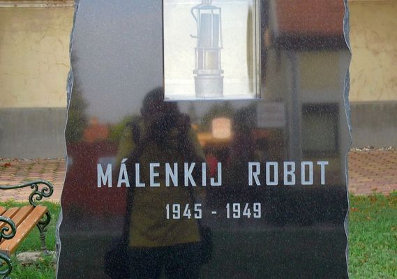 A M�lenkij robot eml�km� r�szlete Gyul�n, N�metv�roson, a Szent J�zsef Templom mellett. K�p forr�sa: K�zt�rk�p