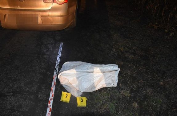 Elpusztult vadakat �s k�b�t�szer gyan�j�t kelt� anyagot tal�ltak a rend�r�k a Szeghalmon le�ll�tott aut�ban. K�pek: B�k�s V�rmegyei Rend�r-f�kapit�nys�g